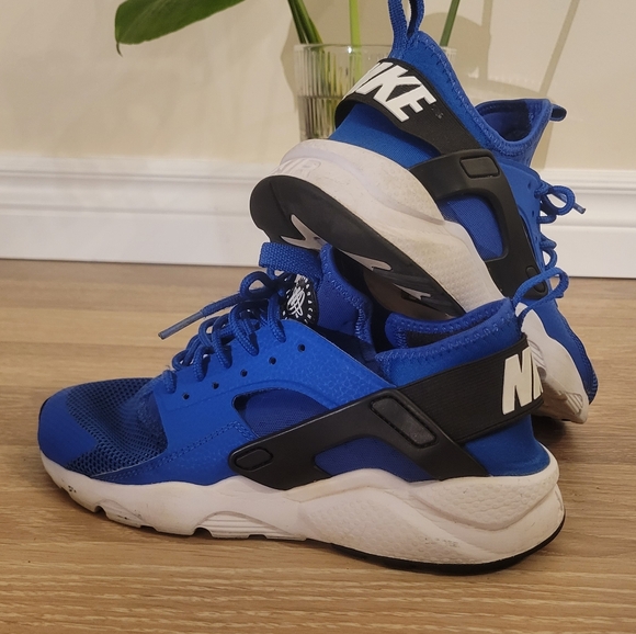 Nike Huracanache Blue Athletic Sneakers - Picture 2 of 10